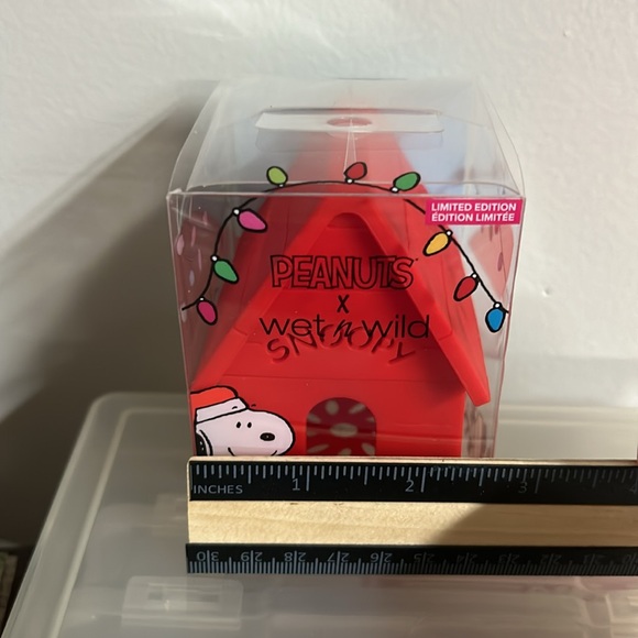 Peanuts x Wet n Wild Makeup Sponge Case Snoopy House Christmas - Picture 6 of 6